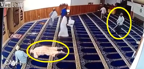 فيديو.. مختل عقلياً يهاجم المصلين داخل مسجد في إندونيسيا