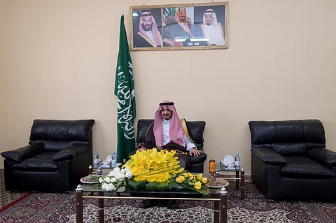 أمير الجوف يتفقد المراكز التابعة لـلقريات ويلتقي الأهالي