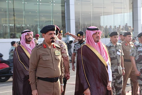 بالصور.. وزير الداخلية يستعرض قوات أمن الحج ويشرّف العرض العسكري