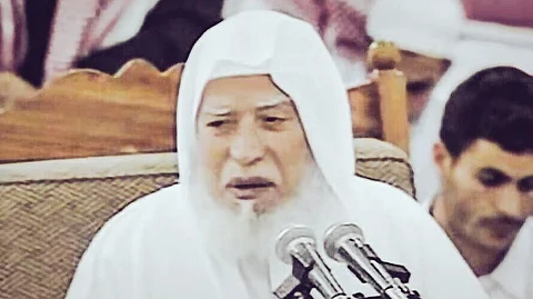من أوائل أساتذة الجامعة الإسلامية .. وفاة الشيخ أبو بكر الجزائري
