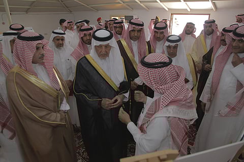 أمير منطقة مكة يزور مركز الإيواء بالمعيصم