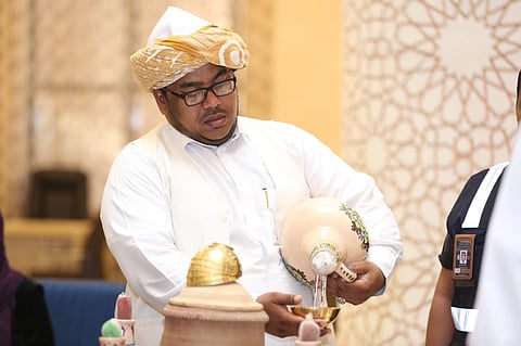 "طاسة واحدة لا تكفي" .. "أيا زمزم مويتك عنبر" .. وريث السقاية يروي ظمأ "ضيوف الملك"