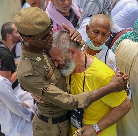 قُبلة هنا وحضن هناك.. إنسانية رجلي أمن تفيض على حاجين فتواسي هماً وتمسح دمعاً