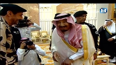 تواضع القائد مع جنوده.. شاهد ملاطفة الملك سلمان لمدير عام المجاهدين