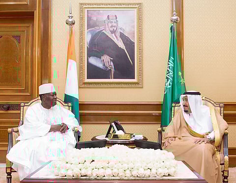 خادم الحرمين الشريفين يستقبل الحسن واتارا في الديوان الملكي بمنى