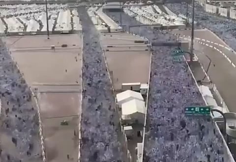 بالفيديو.. مرور آلاف الحجاج بانسيابية إلى جسر الجمرات