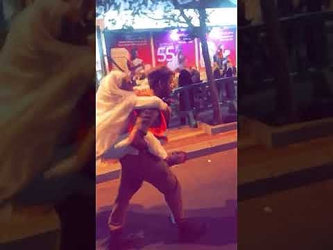 فيديو .. رجل أمن يحمل مُسنَّة على ظهره في طريقها لرمي الجمرات بعد أن أنهكها السير