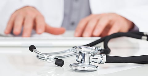 مكة.. النيابة تحقِّق مع طبيب قام بتهشيم وجه متطوعة لخدمة الحجاج