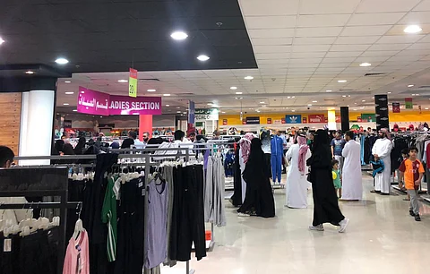 بالصور.. إقبال على شراء الزي الرياضي للطالبات.. والتطبيق غدًا في مدارس البنات