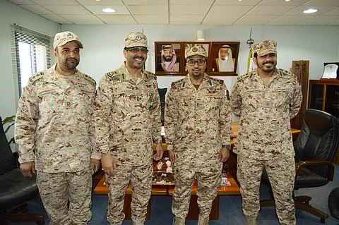 قائد لواء الملك عبدالعزيز الآلي يقلد عدداً من الضباط رتبهم الجديدة