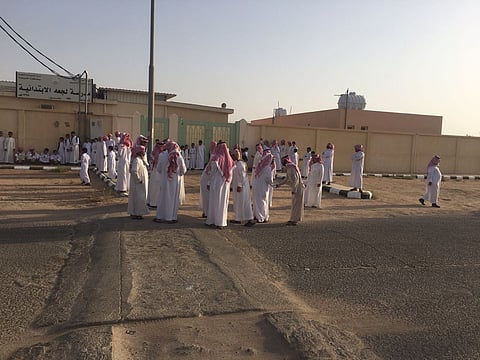 طلاب مدرسة "لجعة" يرددون النشيد الوطني خارج مدرستهم.. تعرف على السبب