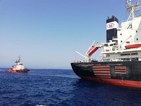 بعد تعرضها لحادث بقناة السويس.. سحب سفينة تحمل 66 ألف طن إلى ميناء ينبع "صور"