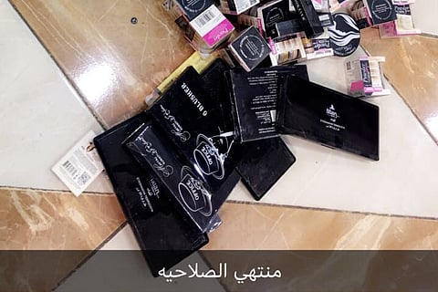 تبوك.. ضبط معرض نسائي يبيع مواد تجميل منتهية الصلاحية