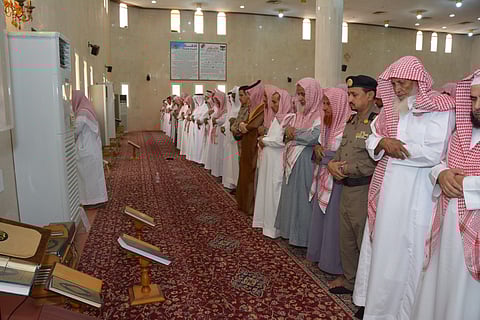 محافظ محايل ينقل تعازي القيادة لذوي الشهيد وكيل الرقيب الهلالي