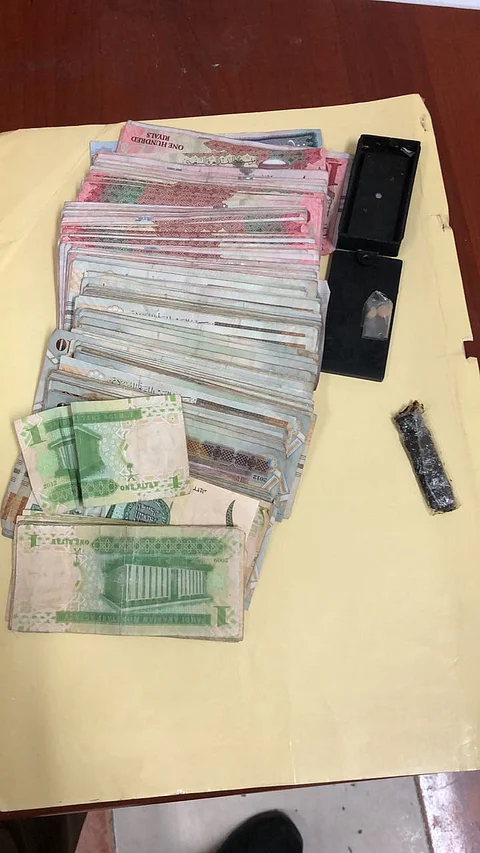 حبوب مخدرة وأموال مجهولة.. هكذا سقط 3 مواطنين بالغالة على طريق الساحل