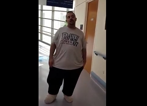 شاهد.. بعد أن فقد 87 كجم من وزنه.. "الغامدي" يمشي على قدميه ويشكر ولي العهد