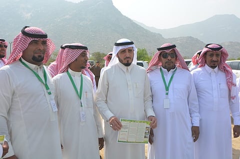 شاهد .. "البناوي" يدشن حملة تشجير بارق