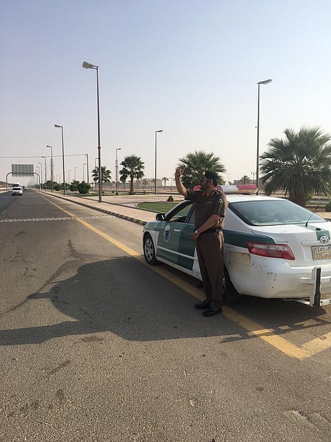 بالصور.. "مرور الأفلاج" يمنع دخول الشاحنات وقت الذروة الصباحية