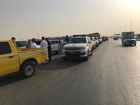 بعد حادثة مدفن "السلي" ومقطع الفيديو.. "تحري الرياض" يطيح بـ 36 عاملاً و4 مركبات