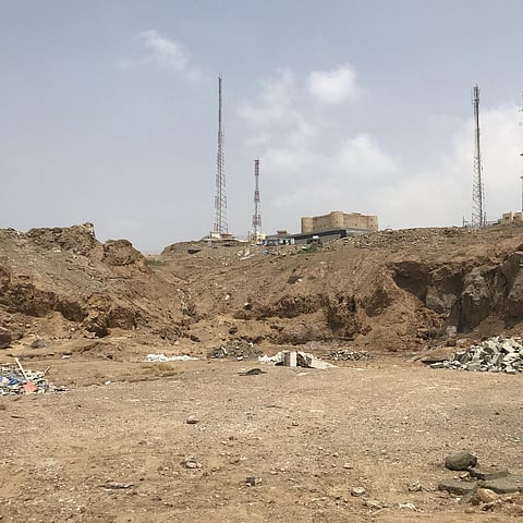 العبث يطول جبل الملح بجازان.. ومجهولون يحولونه لمكب مخلفات