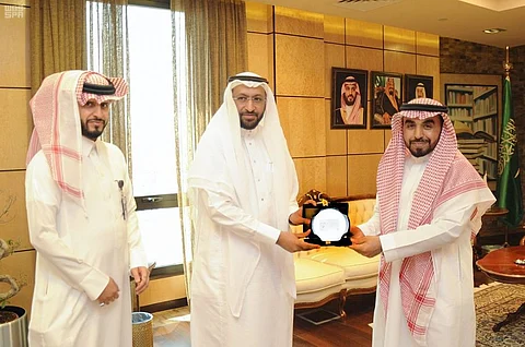 تسليم أول رخصة مدرب معتمد للدكتور "العامري"