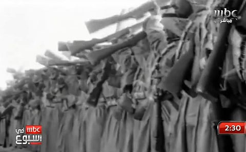 بالفيديو.. حاملو البيرق رجال وعائلات لهم صفات خاصة.. تعرَّف عليهم