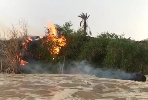 شاهد.. صاعقة رعدية تتسبب في حريق بإحدى المزارع القديمة بالعيص