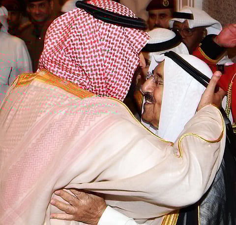 صورة اليوم: قُبلة على الجبين.. "حي الله بالأمير.. في دار الأمير"
