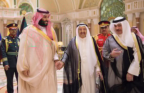 أمير الكويت يستقبل ولي العهد ويقيم مأدبة عشاء تكريمًا لسموه