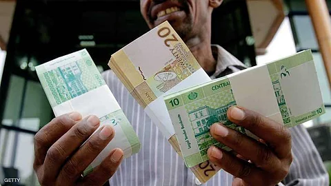 في اليوم الأول لـ "الآلية الجديدة" .. "الجنيه السوداني" يتهاوى أمام "الدولار"
