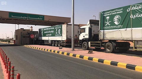 مستهدفة تعز.. 14 شاحنة محملة 244 طناً مواد طبية تعبر منفذ الوديعة