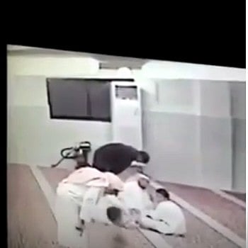 لفظ أنفاسه الأخيرة بين يدي الرحمن ثم سقط.. وفاة مقيم أثناء صلاته ببيشة.. "فيديو"