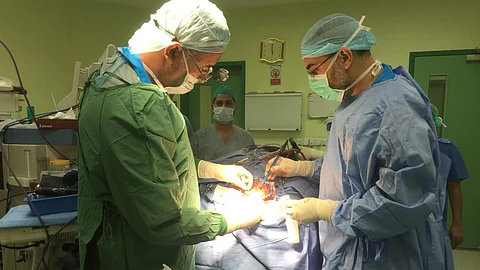 الدواسر .. فريق طبي يجري أول جراحة لإزالة ورم بالمخ لمريض آسيوي