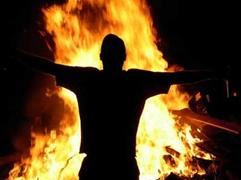 مكة.. مواطن يضرم النار بجسده بسبب خلاف مع زوجته والشرطة تحقق