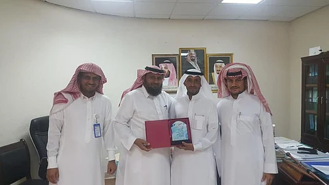 توأمة "الحد الحنوبي" تجمع طالبًا بمعلّمه بعد 30 عامًا.. لقاء ينتهي بتكريم وتقدير