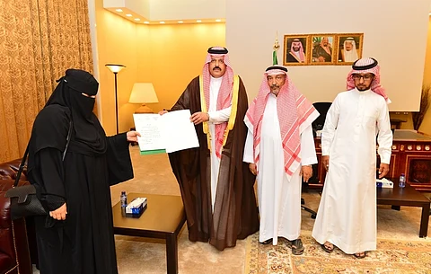 أمير حائل يكرِّم الممرضة سارة المقوعي بعد إسعافها 3 مصابين خارج وقت العمل