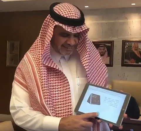شاهد.. العيسى يدشن نظام البصمة الإلكتروني للحضور والانصراف