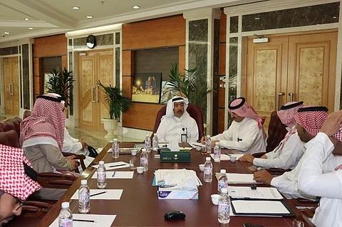 أمين عسير يجتمع برؤساء البلديات الفرعية