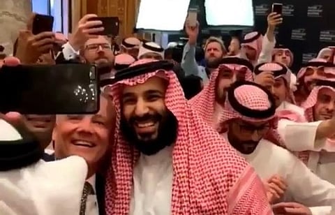 لماذا يحرص شباب العالم على التقاط الـ"سيلفي" مع ولي العهد؟