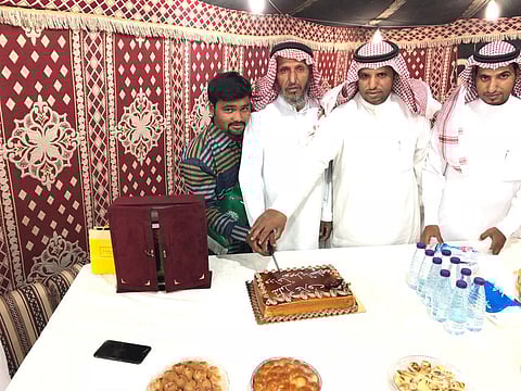 في المجمعة.. مواطنان يكرمان عاملاً آسيوياً أمضى سنوات في العمل لديهما