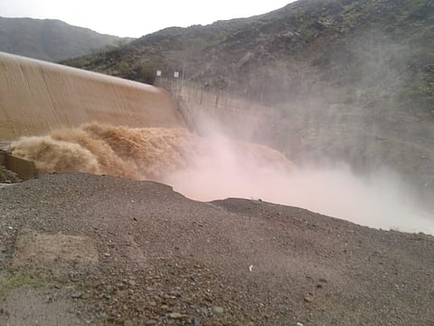 شاهد.. فيضان "سد وادي وعال" بجازان وتحذيرات للقرى على ضفاف "شهدان"