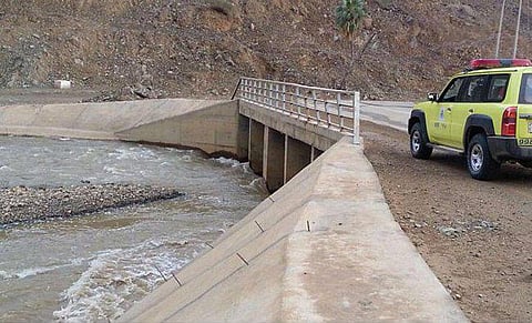 "الدفاع المدني" يحذر من الاقتراب من تجمعات السيول وعبور الأودية أثناء هطول الأمطار