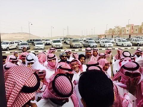 بالصور .. "الإسكان" تستعين بالدوريات الأمنية لتنظيم الزحام بمواقع الحجز في حائل