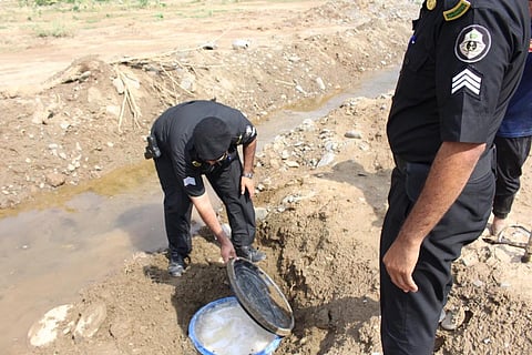 "دوريات أمن محايل" تضبط 4900 لتر من العرق المسكر بوادي "المغيلات"