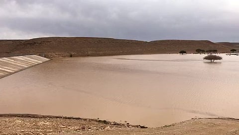 وامتلأت السدود .. أمطار متفرقة تسيل الأودية بمحافظات شمال الرياض "صور"