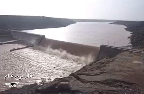 مشاهد رائعة من الجو .. سيول وادي كرا تطمر سد المحنذ بتربة