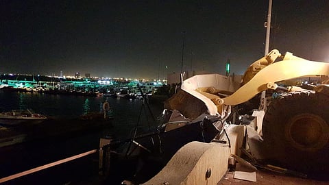 بلدية أبحر تبدأ في هدم وإزالة مرسى لتمكين مرتادي البحر من الاستمتاع به