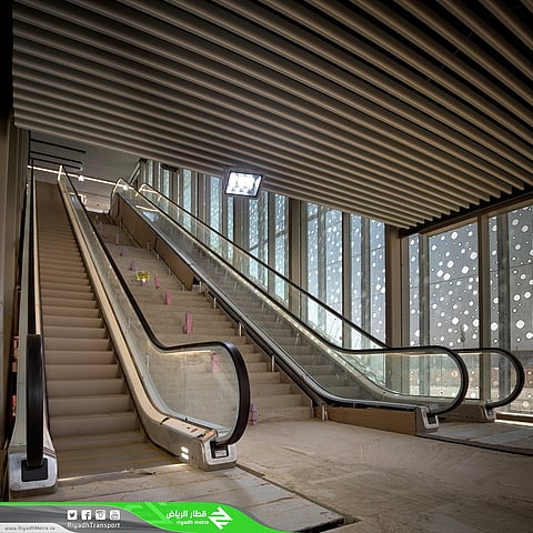 شاهد.. بدء تركيب المصاعد والسلالم الكهربائية بمحطات #قطار_الرياض