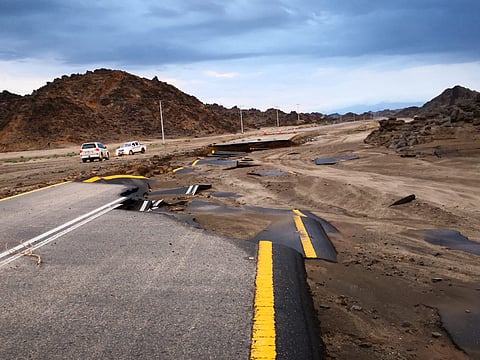 أمطار المدينة المنورة ومحافظاتها.. "المدني" يباشر حالات احتجاز
