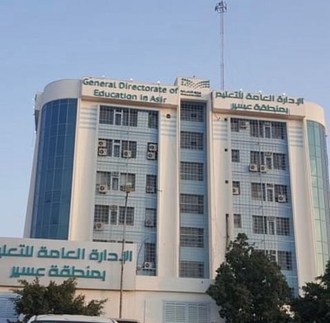 اعتداء معلم على طالب بأبها.. وقع العام الماضي وإنهاء عقد المعلم وإجراء بحق مصور المقطع